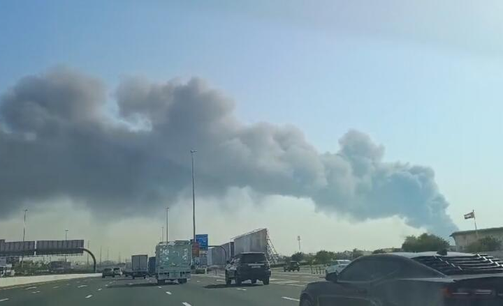 A startling occurrence occurred on Sunday morning at four artificial flower warehouses in Sharjah's Industrial Area 17.