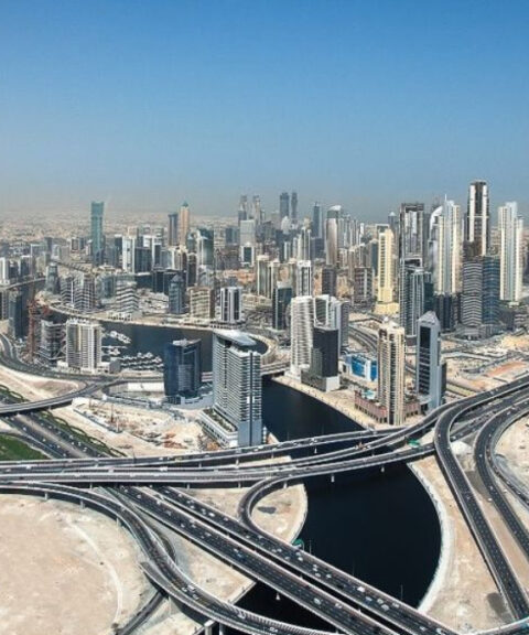 Zaa'beel Palace Street: The traffic on the roads belies the pleasant weather, even though it still feels like summer in Dubai.
